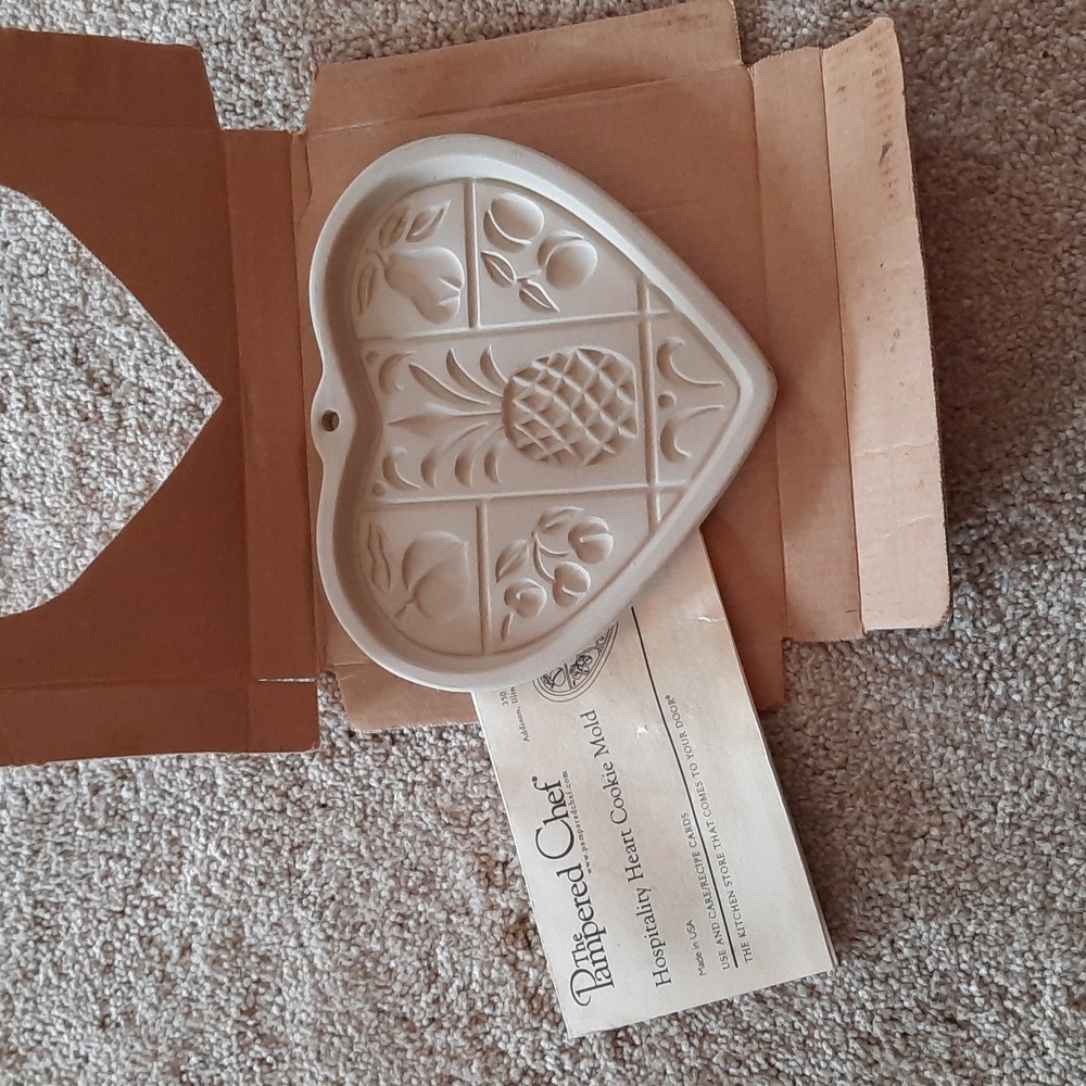NWT.  Pampered Chef Hospitality Heart Cookie Mold #2925